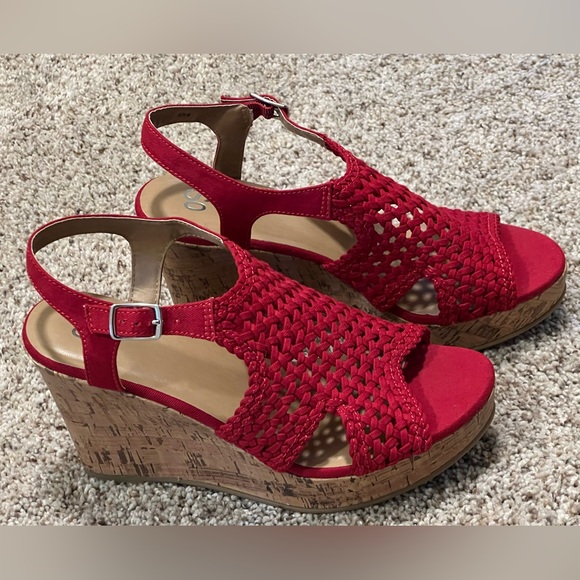 Red manmade textile lining wedge. Brand-SO. - Picture 6 of 8